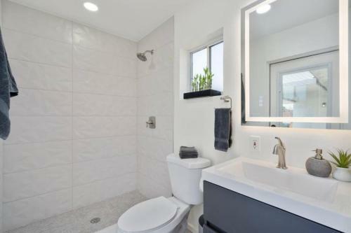 Central 5br Resort Style Retreat W/pool, Game, & Bbq