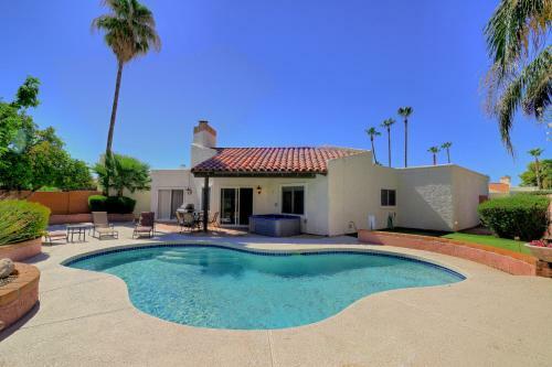 Super Private Backyard With Putting Green Private Pool & Spa