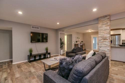 Modern Chic Old Town Scottsdale Home Wpool & Gym