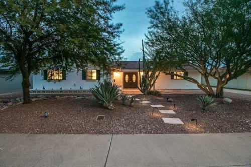 Modern Chic Old Town Scottsdale Home Wpool & Gym