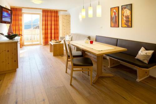 Hostal Dorfblick Fiss - Apartments & Rooms