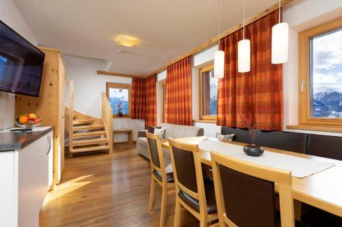 Hostal Dorfblick Fiss - Apartments & Rooms