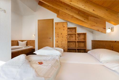 Hostal Dorfblick Fiss - Apartments & Rooms
