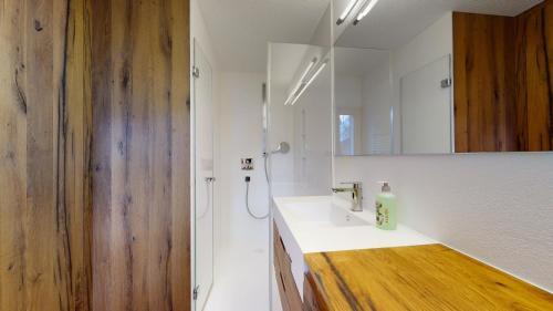 Modern And Spacious Apartment With Balcony Facing South, Marietta #2