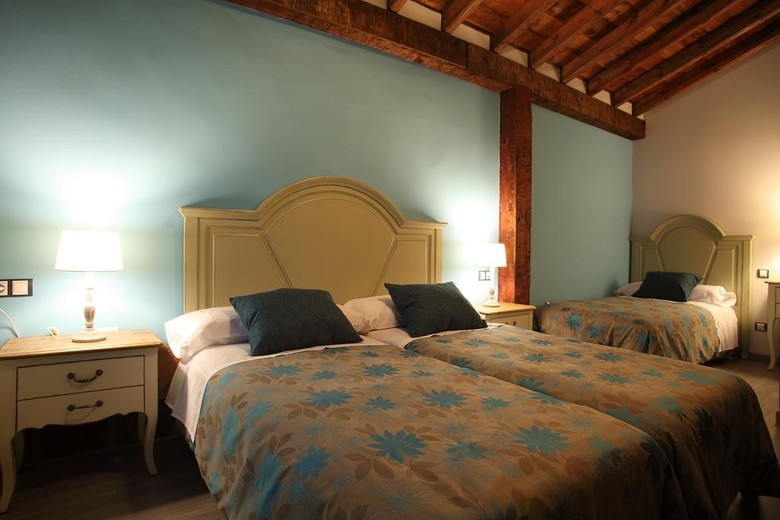 Hostal Douris Temple
