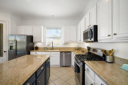 Villa With Private Pool And Jacuzzi Gameroom Walk To Festivals