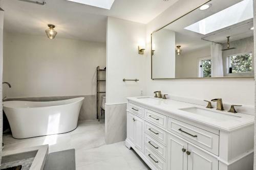 Luxury Mountain View Retreat Central Location!