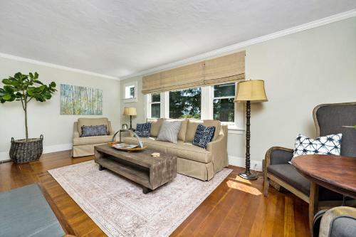 The Oxbow House - Designer 3bd/2ba Home