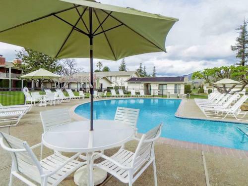Apartamento Top King Suite 40% Off: Full Kitchen, Peaceful Views