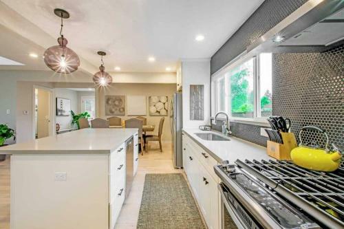 3 Bed 3 Bath Heated Pool Hot Tub Downtown