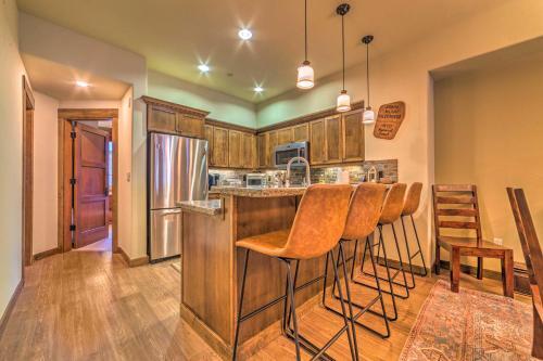 Central Mammoth Lakes Townhome With Private Hot Tub!