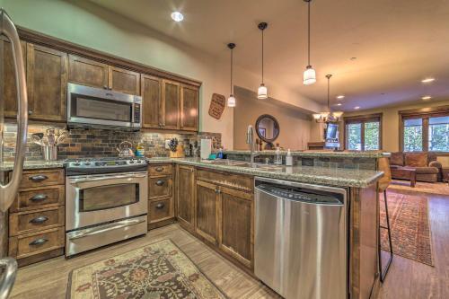 Central Mammoth Lakes Townhome With Private Hot Tub!