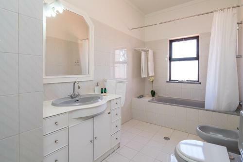 Casa Costa E Silva - 4 Bedrooms Apart With Private Pool In A Quiet Location