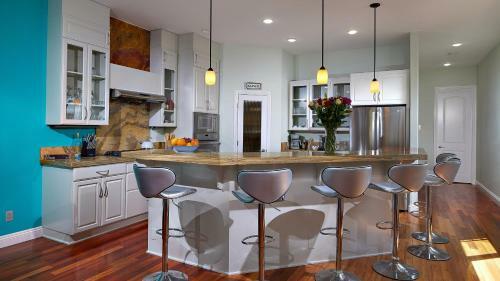 Private Home Ocean View, Air-conditioned Just Steps To The Beach