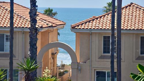 Private Home Ocean View, Air-conditioned Just Steps To The Beach