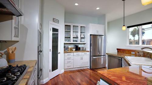 Private Home Ocean View, Air-conditioned Just Steps To The Beach