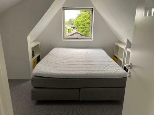 Charmerende �ldre Sommerhus T�t P� Strand Og City