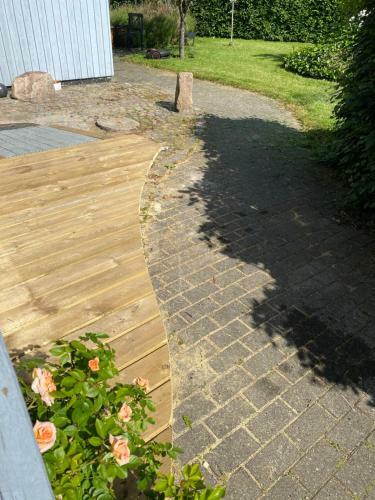Charmerende �ldre Sommerhus T�t P� Strand Og City