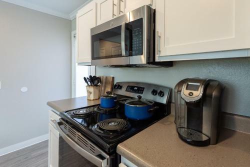 Apartamento Modern 70's 2br + Game Night House + Pool & Gym