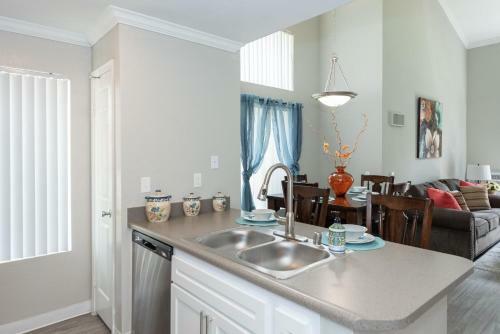 Apartamento Modern 70's 2br + Game Night House + Pool & Gym