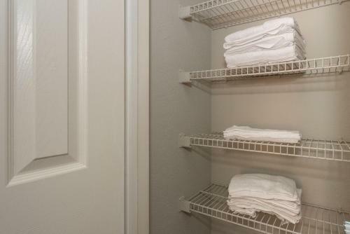Apartamento Modern 70's 2br + Game Night House + Pool & Gym