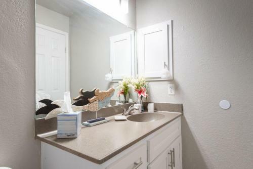 Apartamento Modern 70's 2br + Game Night House + Pool & Gym