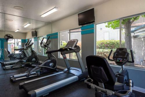 Apartamento Modern 70's 2br + Game Night House + Pool & Gym