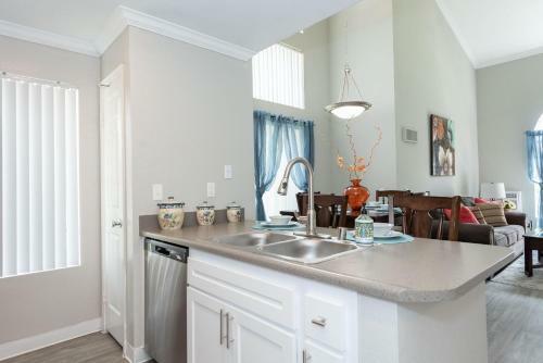 Apartamento Modern 70's 2br + Game Night House + Pool & Gym