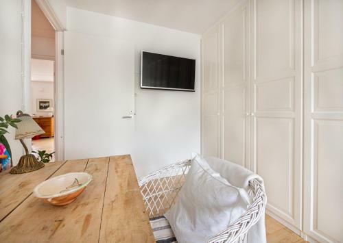 Bright Apartment With Access To A Huge Terrace