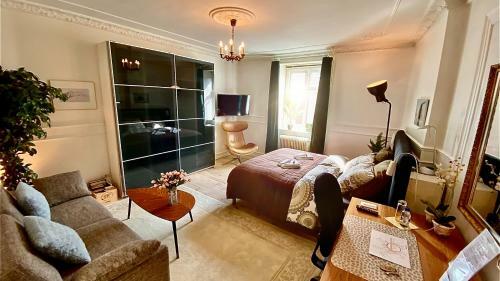 Four Individual Beautiful Spacious Rooms In Stylish Apartment