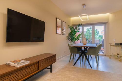 Deluxe 2bdr Apartment In Carcavelos By Lovelystay