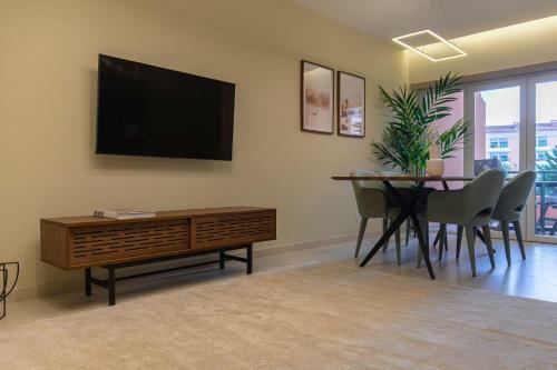Deluxe 2bdr Apartment In Carcavelos By Lovelystay