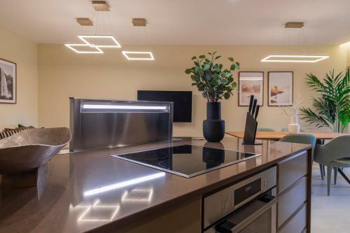 Deluxe 2bdr Apartment In Carcavelos By Lovelystay