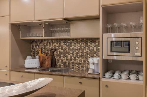 Deluxe 2bdr Apartment In Carcavelos By Lovelystay