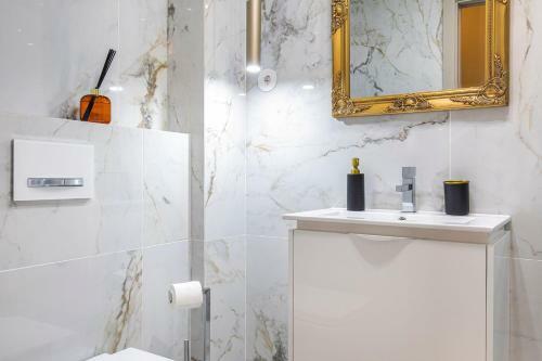 Deluxe 2bdr Apartment In Carcavelos By Lovelystay