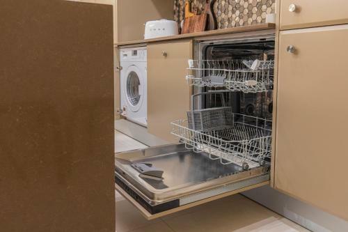 Deluxe 2bdr Apartment In Carcavelos By Lovelystay