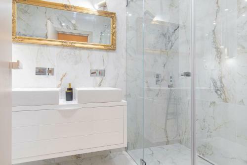 Deluxe 2bdr Apartment In Carcavelos By Lovelystay