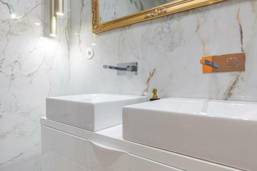 Deluxe 2bdr Apartment In Carcavelos By Lovelystay