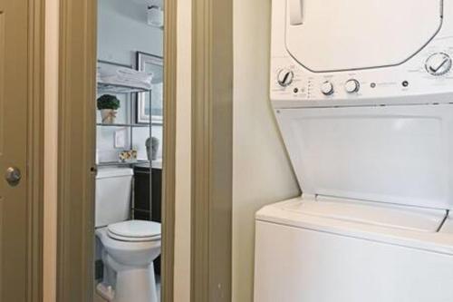 Apartamento Spacious, Chic, Pristine And Free Parking!