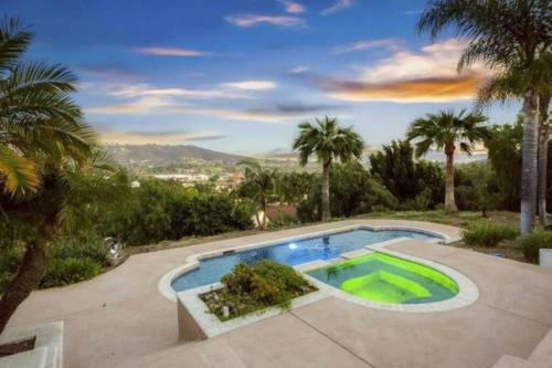Hillside 2/2 Subdivided Home W/ Pool And Views!