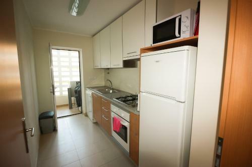Apartamento Com 2 Quartos, Varanda Ampla E Piscina