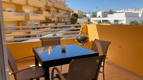 Apartamento Com 2 Quartos, Varanda Ampla E Piscina