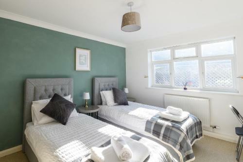 Spacious Detached Property With Ample Parking