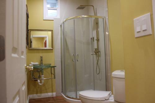 Villa A Serene Home With 5br, 3ba, Pool, Spa, And Mini-golf