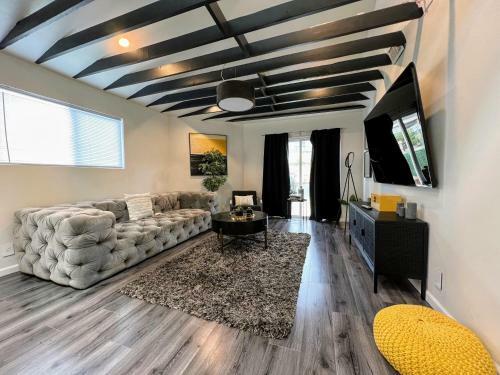 Memorable Renovated 1br Unit By The Pool