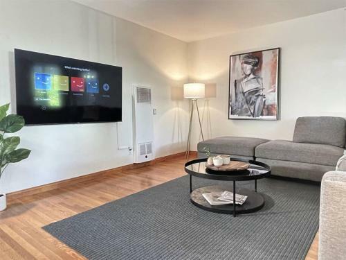 Diamond In Brentwood-lovely 2 Bedroom Private Unit