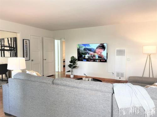 Diamond In Brentwood-lovely 2 Bedroom Private Unit
