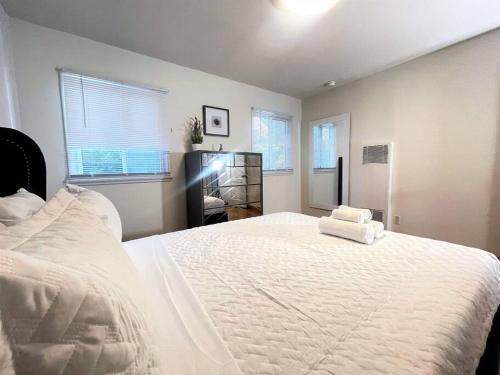 Diamond In Brentwood-lovely 2 Bedroom Private Unit
