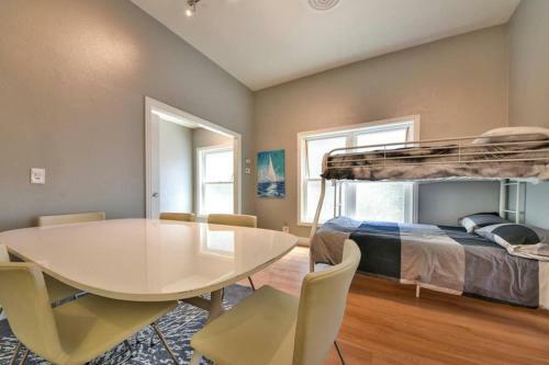 Apartamento New Spacious Home With Garden, Parking, & Ac!