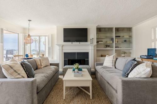 Bay View 1 - Stylish Mission Beach Home On The Sand!